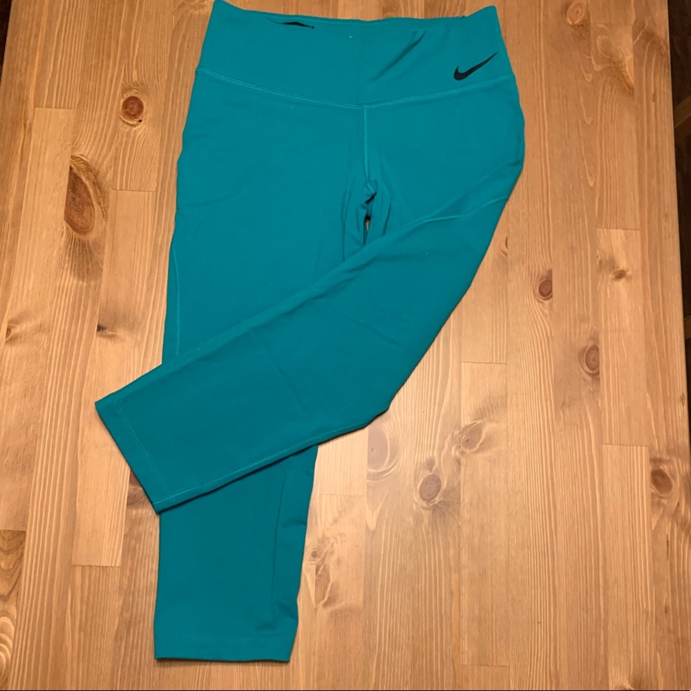 NIKE - Medium - DriFit Capri Leggings